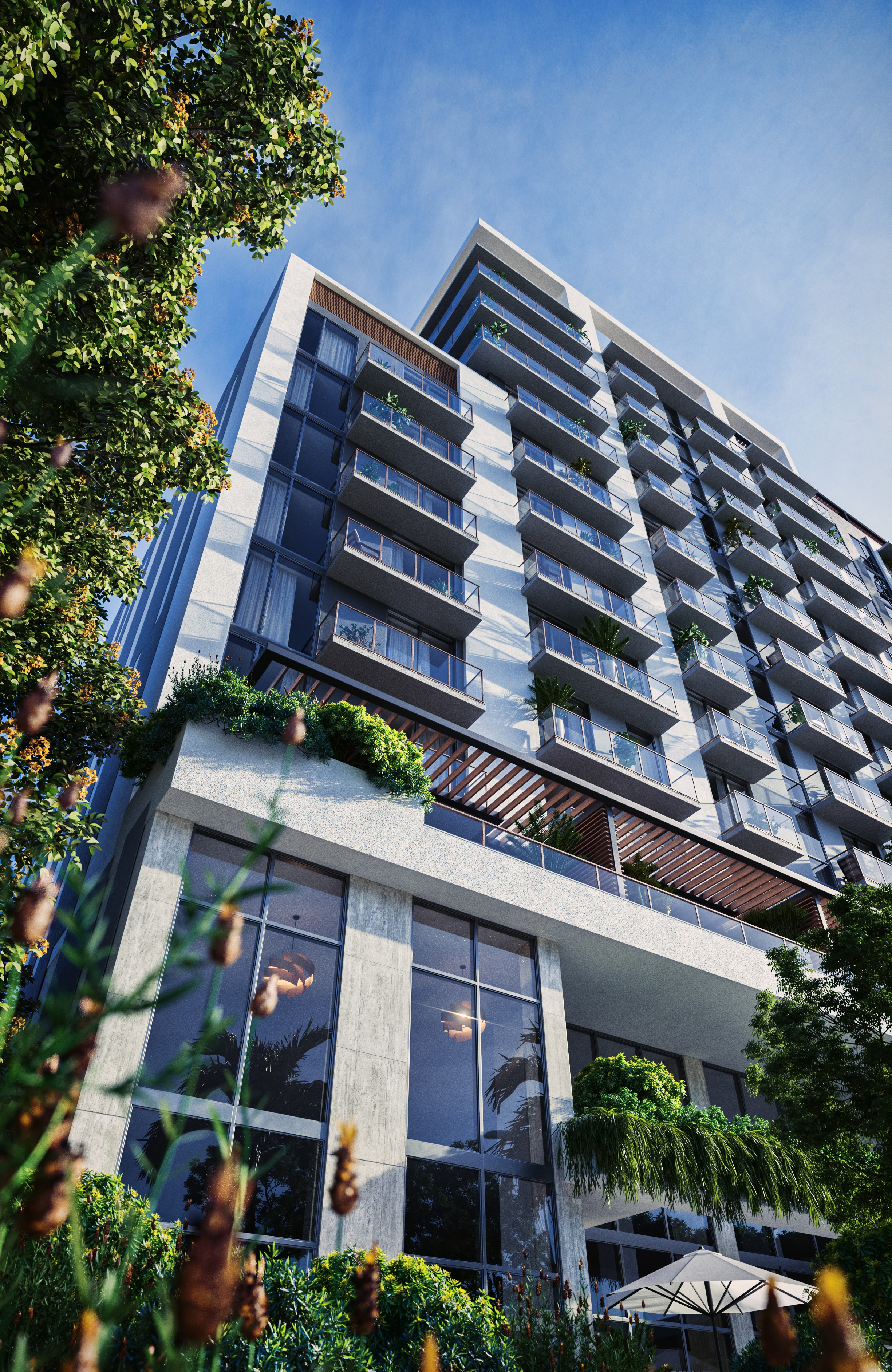 Fachada do Domus Brickell Park em Miami, edifício de 12 pavimentos com varandas e vegetação tropical